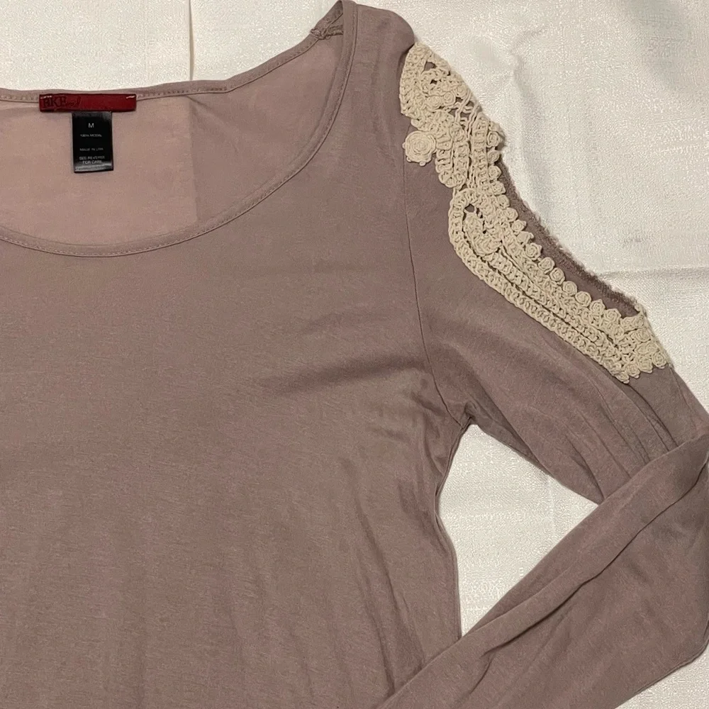 Lace embroidered cut out shoulders TOP - Picture 2 of 3